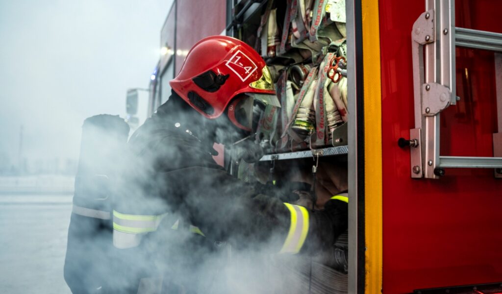 Wielki pożar w budynku mieszkalnym w Wierzchach: 13 zastępów straży pożarnej w akcji