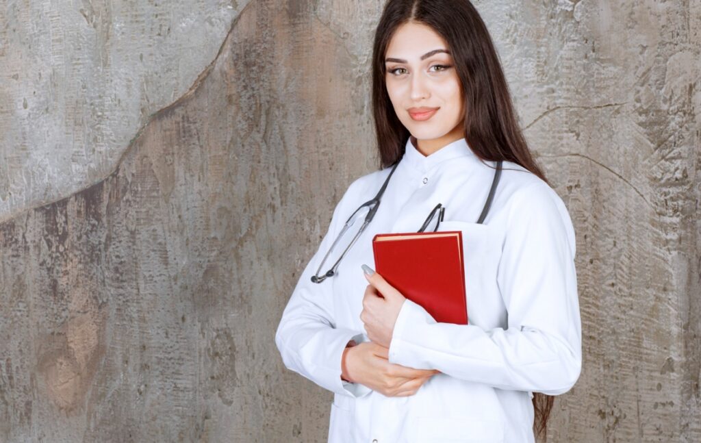 Gmina zachęca studentów medycyny do pracy w lokalnym szpitalu poprzez ofertę stypendiów